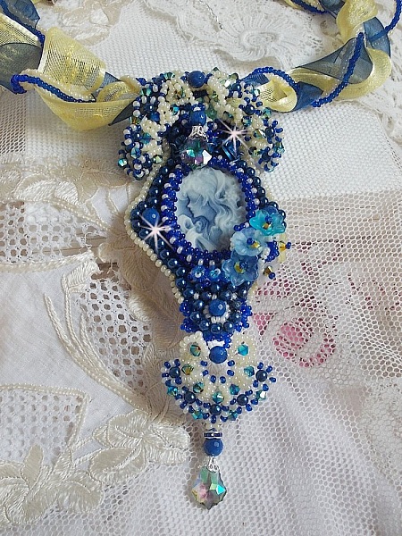 Pendentif haute couture brodé bleu avec perles et cristaux.