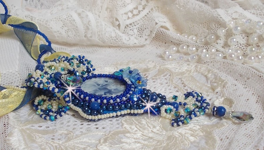 Pendentif haute couture brodé bleu avec perles et cristaux.