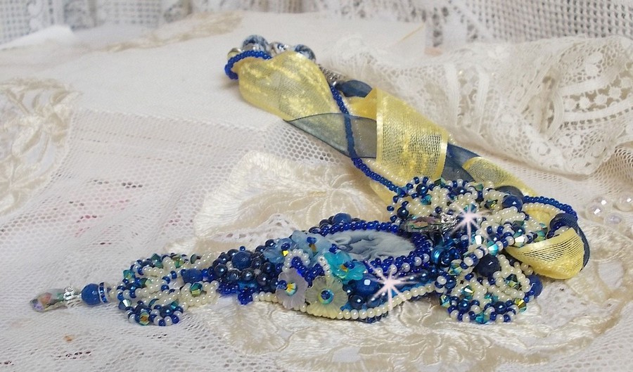 Pendentif haute couture brodé bleu avec perles et cristaux.