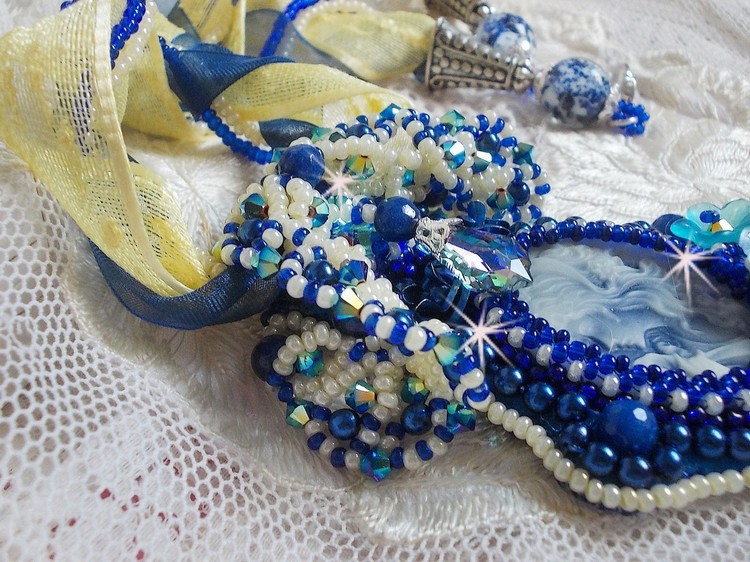 Pendentif haute couture brodé bleu avec perles et cristaux.
