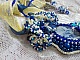 Pendentif haute couture brodé bleu avec perles et cristaux.
