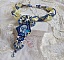 Pendentif haute couture bleu brodé avec perles et cristaux Swarovski.