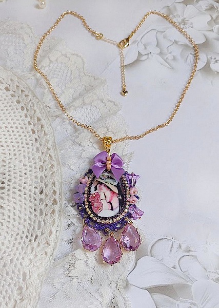 Pendentif Petit Bonheur cr&eacute;&eacute; avec breloques poires, fleurs verres, n&oelig;ud satin et Cristal Swarovski
