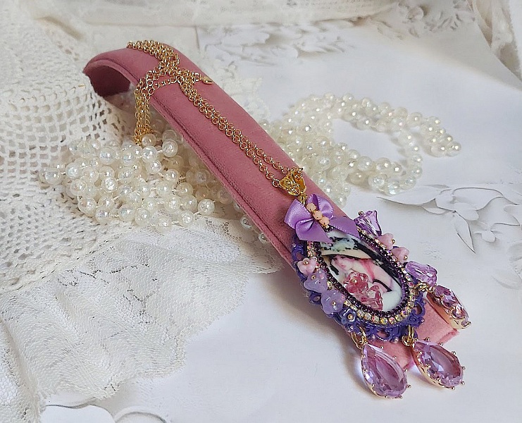 Pendentif Petit Bonheur cr&eacute;&eacute; avec breloques poires, fleurs verres, n&oelig;ud satin et Cristal Swarovski
