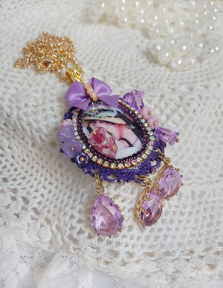 Pendentif Petit Bonheur cr&eacute;&eacute; avec breloques poires, fleurs verres, n&oelig;ud satin et Cristal Swarovski