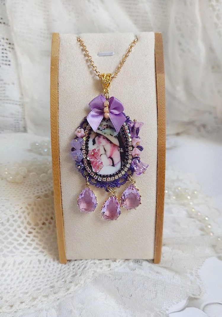 Pendentif Petit Bonheur cr&eacute;&eacute; avec breloques poires, fleurs verres, n&oelig;ud satin et Cristal Swarovski