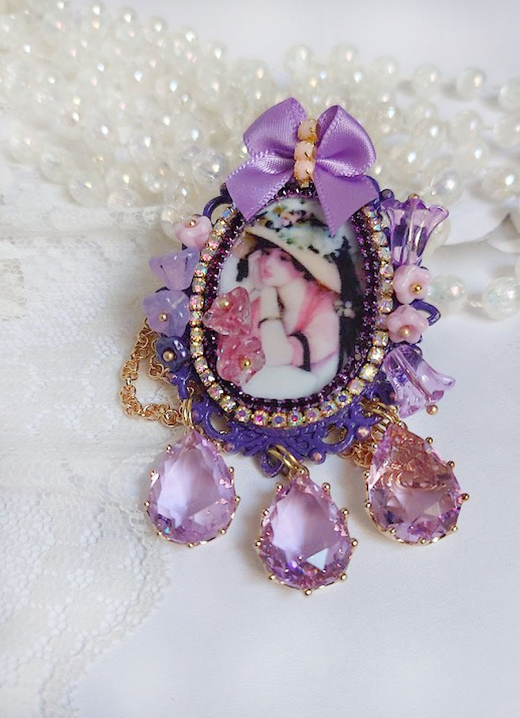 Pendentif Petit Bonheur cr&eacute;&eacute; avec breloques poires, fleurs verres, n&oelig;ud satin et Cristal Swarovski