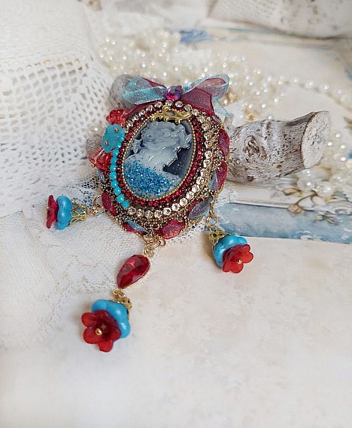 Pendentif broche Scarlet avec cabochon, cristaux, rubans et breloques.