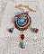 Pendentif broche Scarlet avec cabochon, perles et rubans colorés.