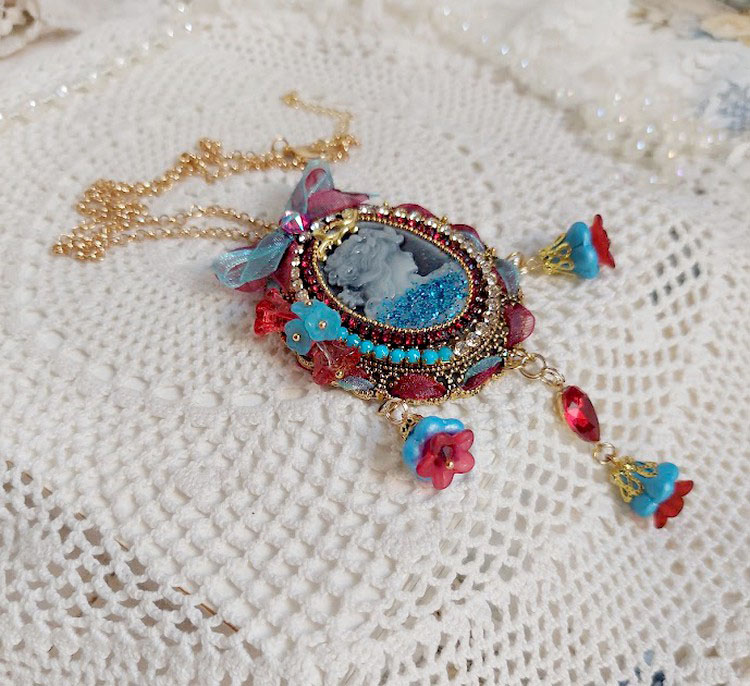 Pendentif broche Scarlet rouge et bleu turquoise avec perles Swarovski.