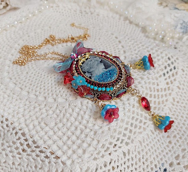 Pendentif broche Scarlet rouge et bleu turquoise avec perles Swarovski.