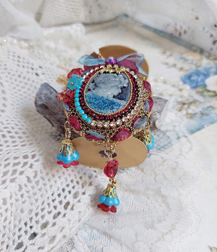 Pendentif broche Scarlet rouge et bleu avec perles Swarovski.