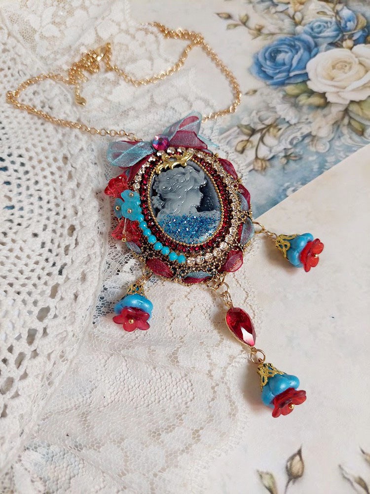 Pendentif broche Scarlet rouge et bleu avec perles Swarovski.