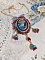 Pendentif broche Scarlet rouge et bleu avec perles Swarovski.