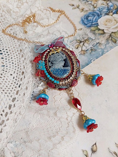 Pendentif broche Scarlet rouge et bleu avec perles Swarovski.