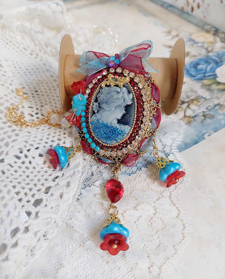Pendentif broche Scarlet avec camée, rubans et perles Swarovski.