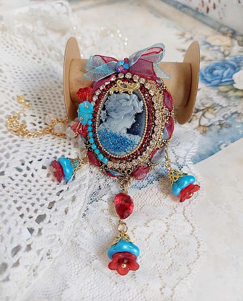 Pendentif broche Scarlet avec camée, rubans et perles Swarovski.