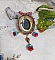 Dos d'un pendentif broche Scarlet avec perles et rubans.