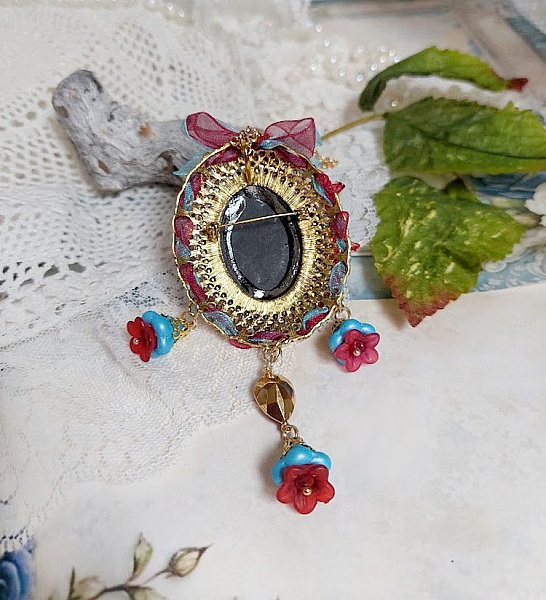 Dos d'un pendentif broche Scarlet avec perles et rubans.