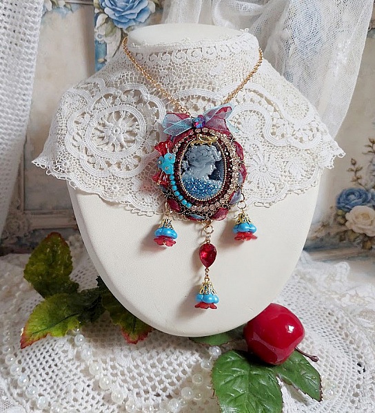 Pendentif broche Scarlet rouge et bleu avec cristaux Swarovski.