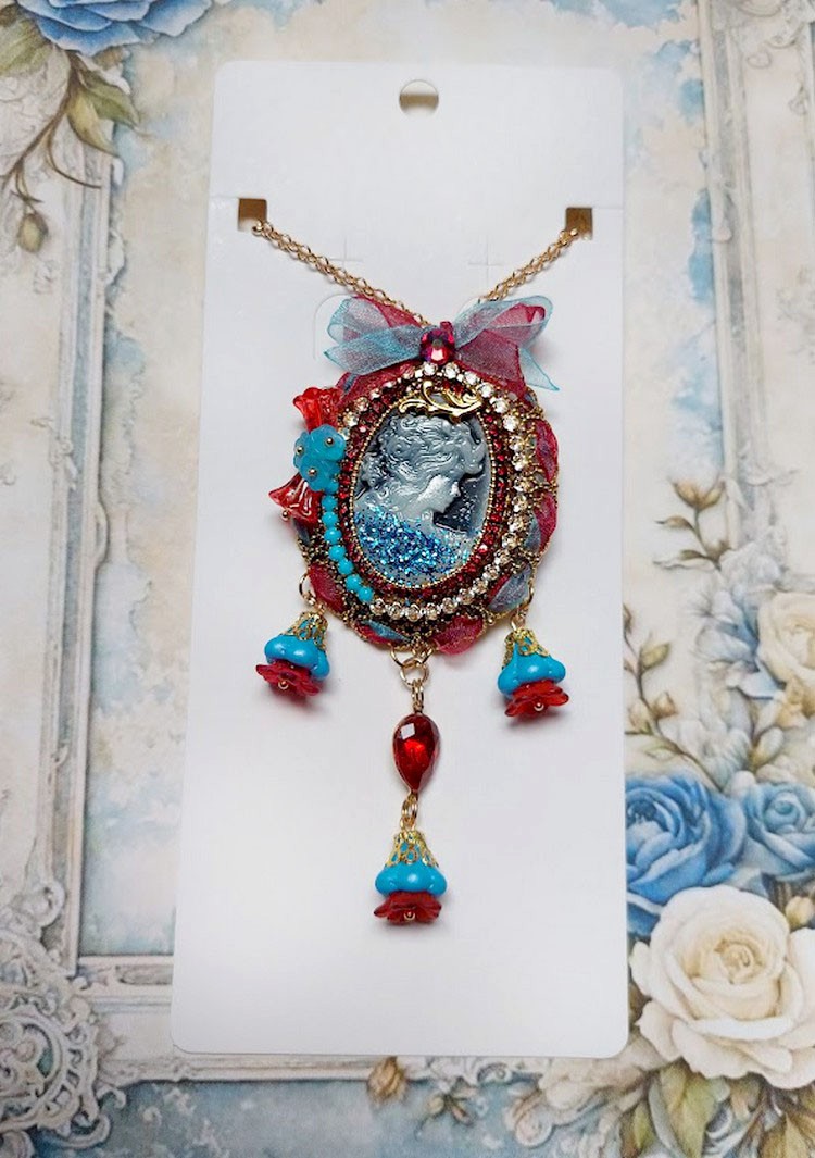 Pendentif broche Scarlet rouge et bleu avec perles Swarovski.