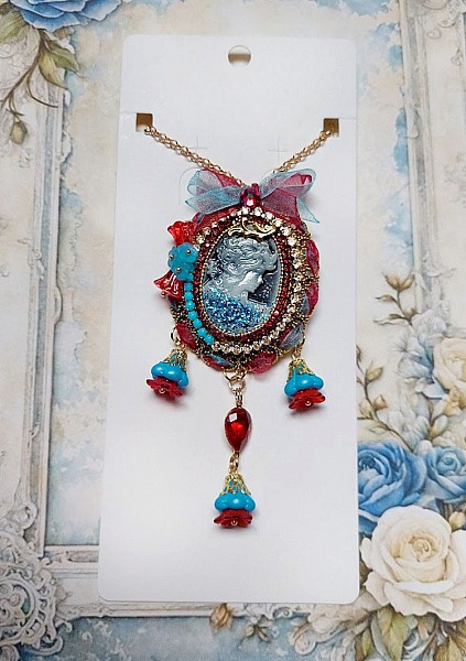 Pendentif broche Scarlet rouge et bleu avec perles Swarovski.