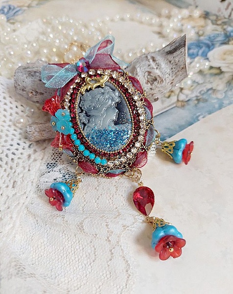 Pendentif broche Scarlet avec cabochon, rubans et perles Swarovski.