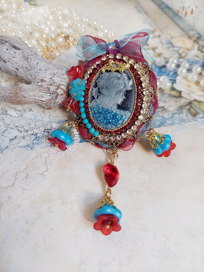 Pendentif broche Scarlet avec cabochon, rubans et perles Swarovski.