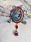 Pendentif broche Scarlet avec cabochon, rubans et perles Swarovski.