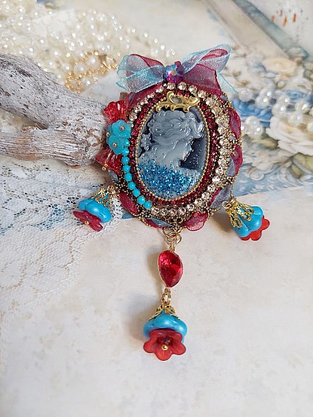 Pendentif broche Scarlet avec cabochon, rubans et perles Swarovski.