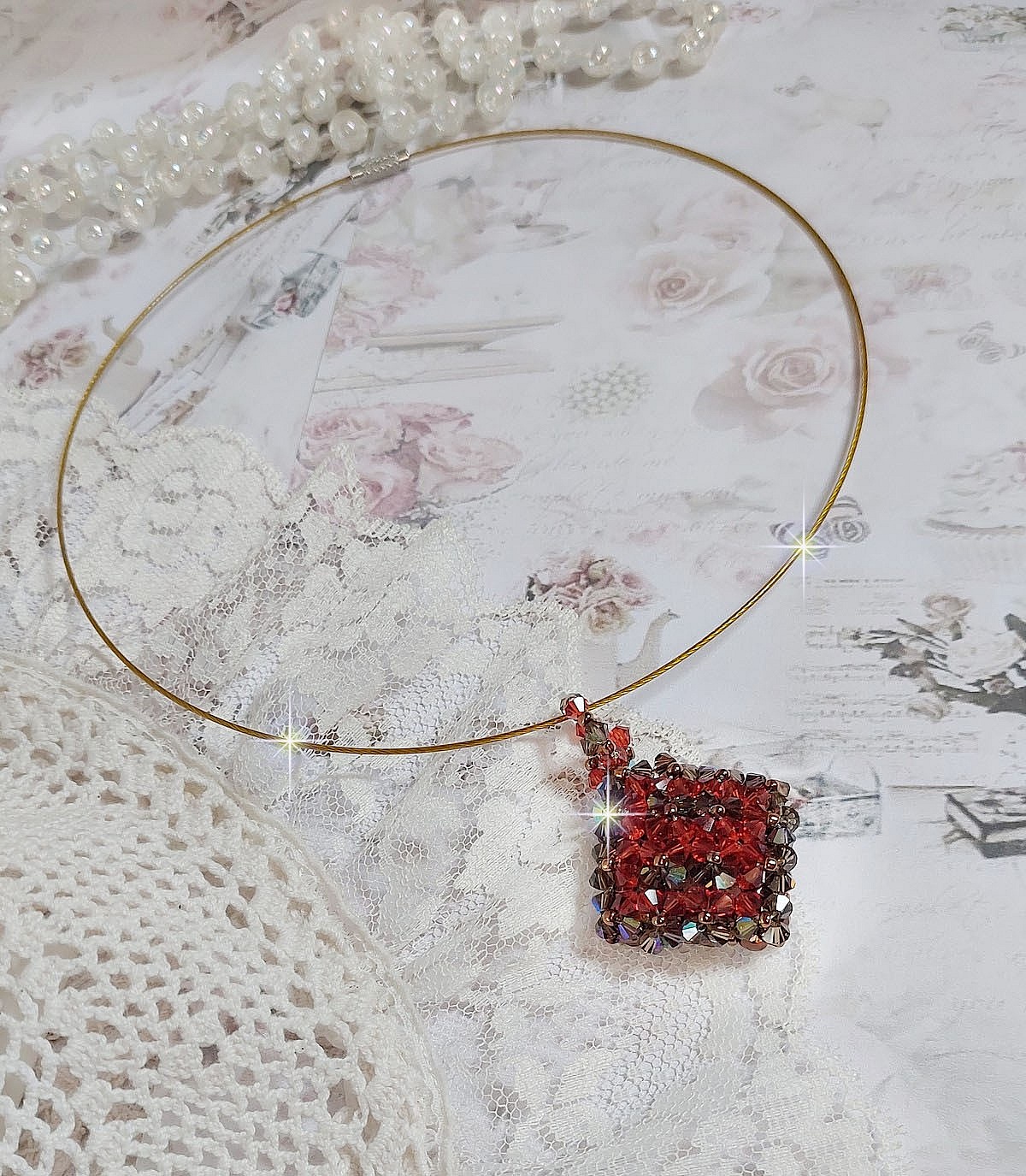 Pendentif Camel mont&eacute; avec des toupies en cristal Indian Red et Smoked Topaz de qualit&eacute; AB sur une base de facettes Dark Bronze et sur un tour de cou c&acirc;bl&eacute; rigide Dor&eacute; avec un fermoir &agrave; vis Argent&eacute;