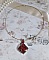 Pendentif Camel mont&eacute; avec des toupies en cristal Indian Red et Smoked Topaz de qualit&eacute; AB sur une base de facettes Dark Bronze et sur un tour de cou c&acirc;bl&eacute; rigide Dor&eacute; avec un fermoir &agrave; vis Argent&eacute;