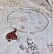 Pendentif Camel mont&eacute; avec des toupies en cristal Indian Red et Smoked Topaz de qualit&eacute; AB sur une base de facettes Dark Bronze et sur un tour de cou c&acirc;bl&eacute; rigide Dor&eacute; avec un fermoir &agrave; vis Argent&eacute;