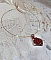 Pendentif Camel mont&eacute; avec des toupies en cristal Indian Red et Smoked Topaz de qualit&eacute; AB sur une base de facettes Dark Bronze et sur un tour de cou c&acirc;bl&eacute; rigide Dor&eacute; avec un fermoir &agrave; vis Argent&eacute;