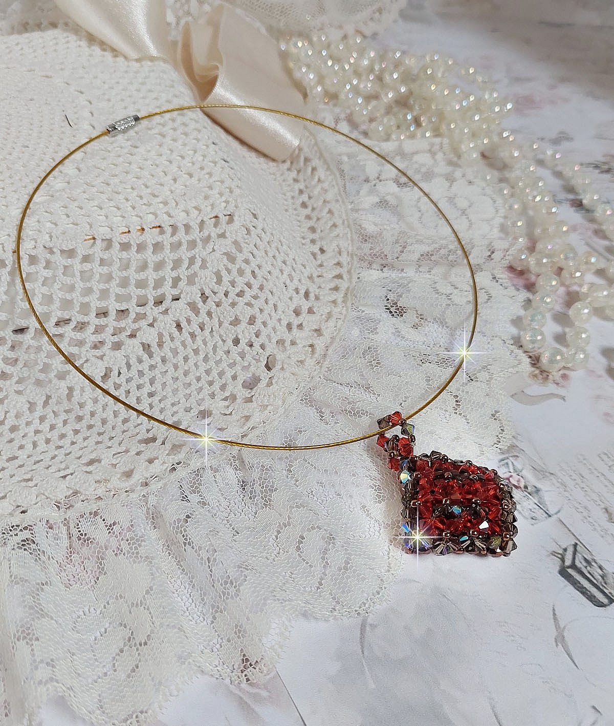 Pendentif Camel mont&eacute; avec des toupies en cristal Indian Red et Smoked Topaz de qualit&eacute; AB sur une base de facettes Dark Bronze et sur un tour de cou c&acirc;bl&eacute; rigide Dor&eacute; avec un fermoir &agrave; vis Argent&eacute;
