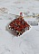 Pendentif Camel mont&eacute; avec des toupies en cristal Indian Red et Smoked Topaz de qualit&eacute; AB sur une base de facettes Dark Bronze et sur un tour de cou c&acirc;bl&eacute; rigide Dor&eacute; avec un fermoir &agrave; vis Argent&eacute;