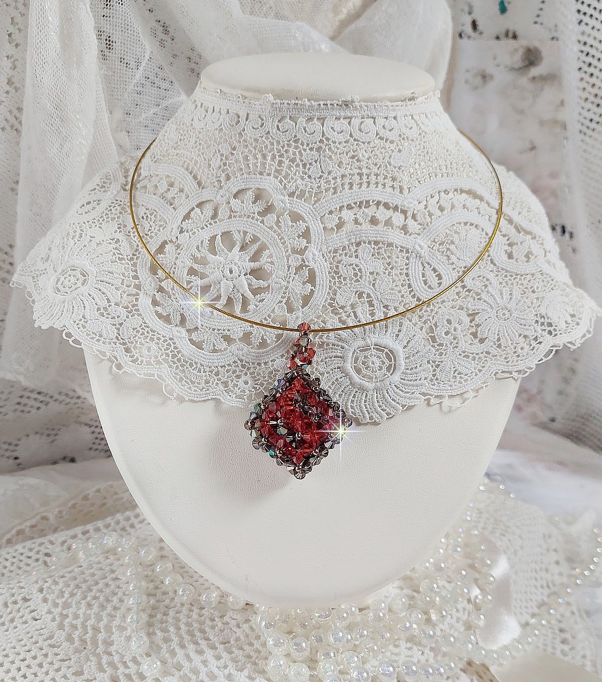 Pendentif Camel mont&eacute; avec des toupies en cristal Indian Red et Smoked Topaz de qualit&eacute; AB sur une base de facettes Dark Bronze et sur un tour de cou c&acirc;bl&eacute; rigide Dor&eacute; avec un fermoir &agrave; vis Argent&eacute;