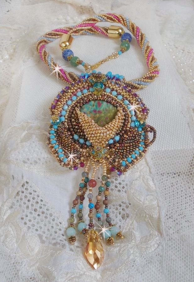 Collier pendentif Cheyenne brod&eacute; tout en rocailles de haute qualit&eacute; avec des pierres semi-pr&eacute;cieuses