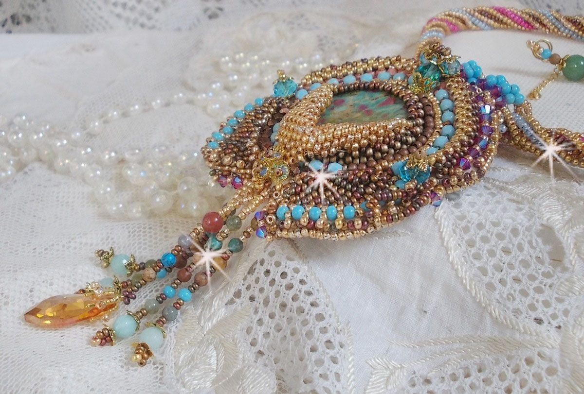Collier pendentif Cheyenne brod&eacute; tout en rocailles de haute qualit&eacute; avec des pierres semi-pr&eacute;cieuses