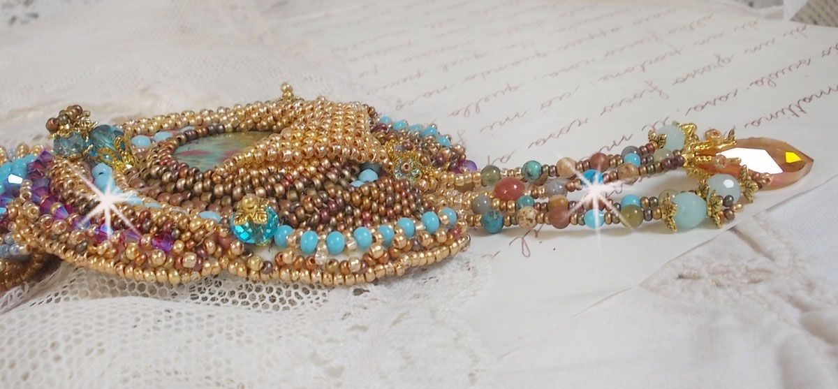 Collier pendentif Cheyenne brod&eacute; tout en rocailles de haute qualit&eacute; avec des pierres semi-pr&eacute;cieuses