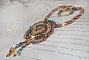 Collier pendentif Cheyenne brod&eacute; tout en rocailles de haute qualit&eacute; avec des pierres semi-pr&eacute;cieuses