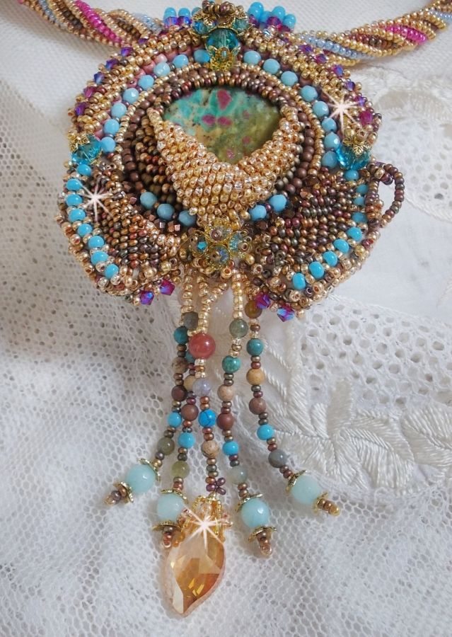 Collier pendentif Cheyenne brod&eacute; tout en rocailles de haute qualit&eacute; avec des pierres semi-pr&eacute;cieuses