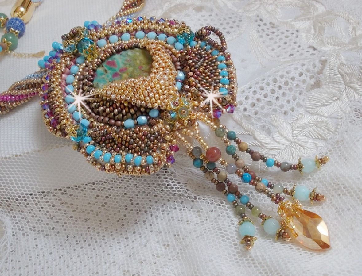 Collier pendentif Cheyenne brod&eacute; tout en rocailles de haute qualit&eacute; avec des pierres semi-pr&eacute;cieuses