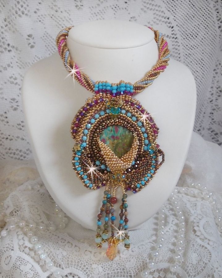 Collier pendentif Cheyenne brod&eacute; tout en rocailles de haute qualit&eacute; avec des pierres semi-pr&eacute;cieuses