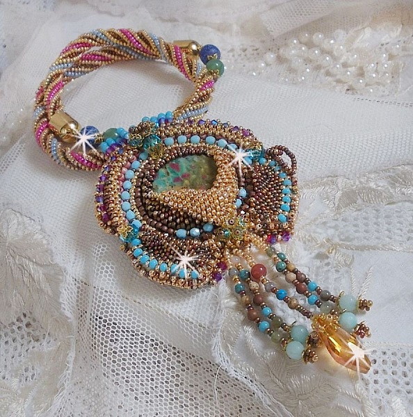 Collier pendentif Cheyenne brod&eacute; tout en rocailles de haute qualit&eacute; avec des pierres semi-pr&eacute;cieuses