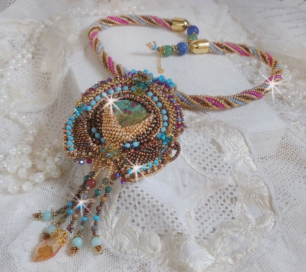 Collier pendentif Cheyenne brod&eacute; tout en rocailles de haute qualit&eacute; avec des pierres semi-pr&eacute;cieuses