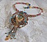 Collier pendentif Cheyenne brod&eacute; tout en rocailles de haute qualit&eacute; avec des pierres semi-pr&eacute;cieuses