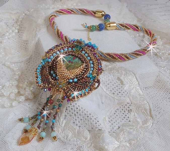 Collier pendentif Cheyenne brod&eacute; tout en rocailles de haute qualit&eacute; avec des pierres semi-pr&eacute;cieuses
