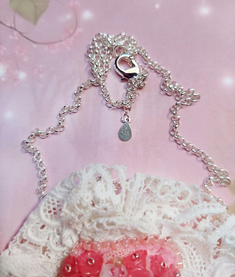 Pendentif C&oelig;ur de Quartz brod&eacute; avec cabochon Quartz, sequins, fleurs verres, dentelle et Perles Cristal Swarovski