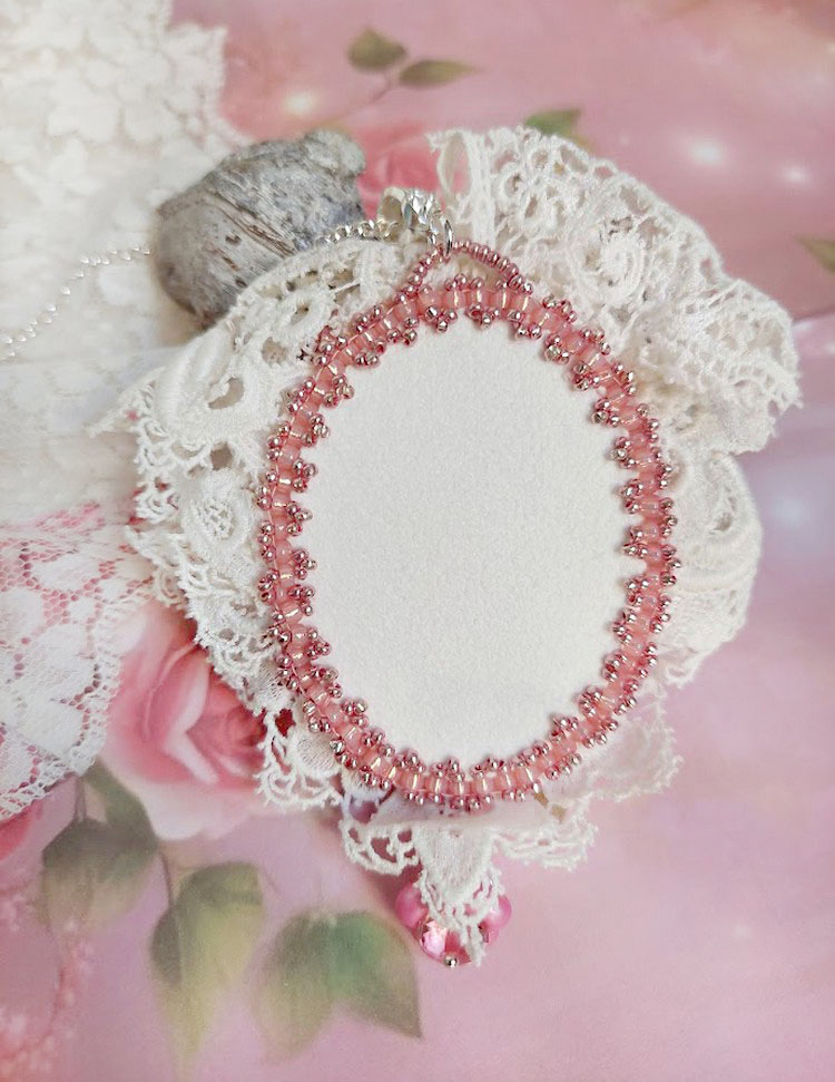 Pendentif C&oelig;ur de Quartz brod&eacute; avec cabochon Quartz, sequins, fleurs verres, dentelle et Perles Cristal Swarovski
